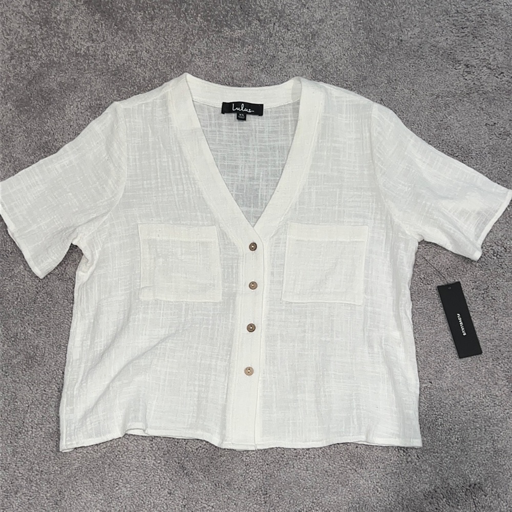 ✨ NWT Cream V-Neck Shirt ✨